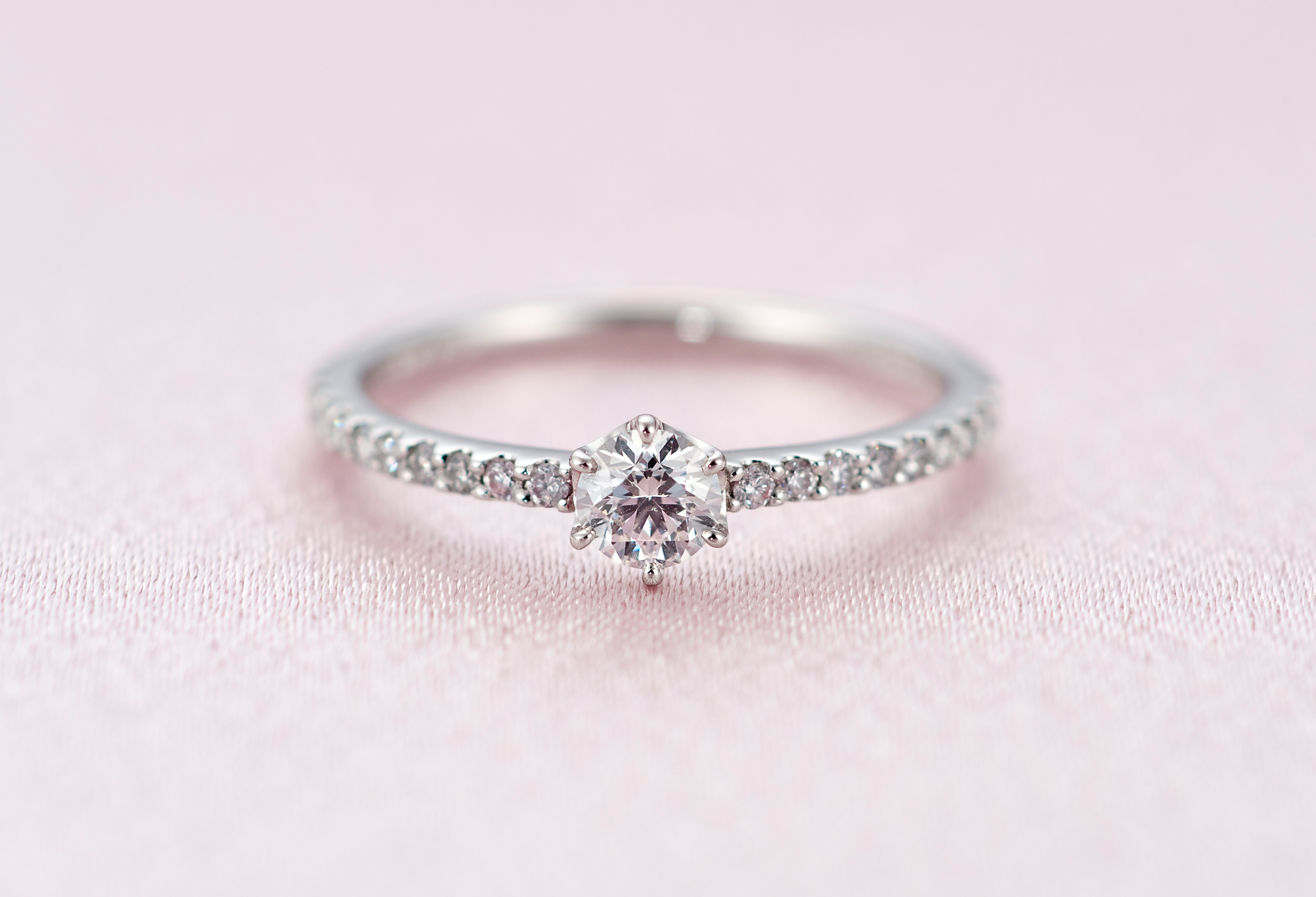 静岡市 婚約指輪はプラチナとゴールドどっちにするべき ラブボンドの人気デザインで徹底比較 Jewelry Story ジュエリーストーリー ブライダル情報 婚約指輪 結婚指輪 結婚式場情報サイト